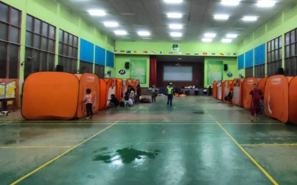 Keadaan di PPS Dewan SK Teritipan, Kota Marudu yang dibuka untuk mangsa banjir.