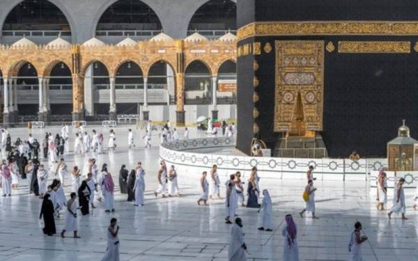 Kerajaan perlu memperketatkan SOP bagi membendung penularan Covid-19 dalam kalangan jemaah umrah. - Foto Bernama