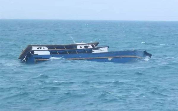 Insiden bot karam di perairan negara jiran berhampiran sempadan Malaysia. - Foto ihsan ATB 2 