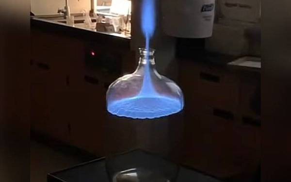 Eksperimen menyalakan isopropil alkohol ke dalam sebuah botol menyebabkan seorang kanak-kanak melecur di Amerika Syarikat. - Foto TikTok
