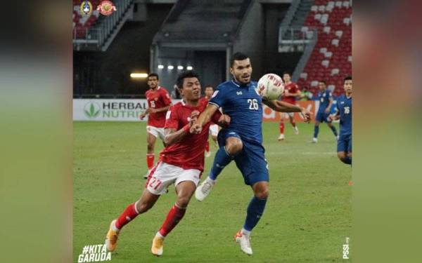 Antara aksi menarik perlawanan akhir pertama Indonesia menentang Thailand di Stadium Nasional sebelum ini. - Foto PSSI