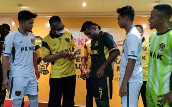 Abdul Rahman (dua dari kiri) melihat jersi futsal Kedah musim 2022 yang dilancarkan pada Jumaat.