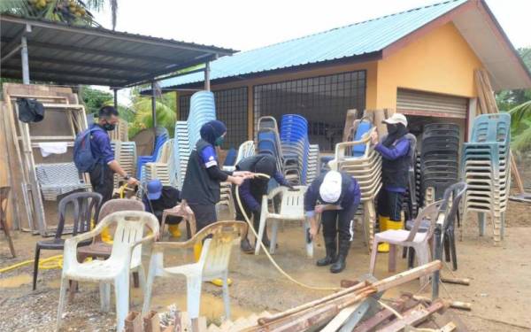 Antara sukarelawan yang bertugas membantu membersihkan rumah mangsa banjir yang terjejas.