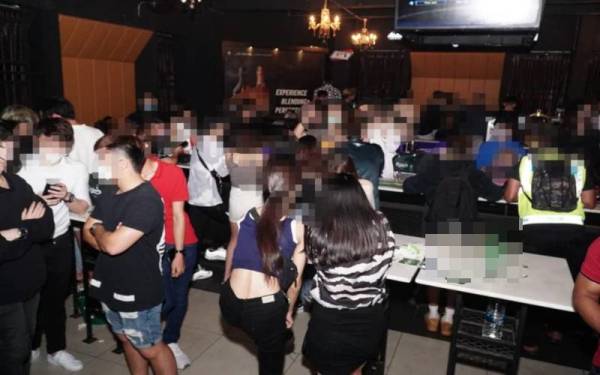 Polis menjalankan ujian saringan air kencing terhadap lebih 300 pelanggan yang hadir di sebuah restoran yang didapati melanggar prosedur operasi standard (SOP) di Ipoh.