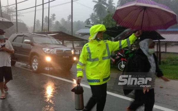 Pasukan polis dari IPD Kota Marudu memindahkan mangsa banjir ke PPS yang dibuka di Kota Marudu.
