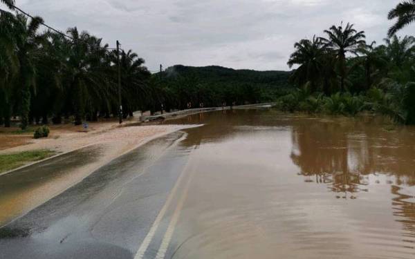 Jalan Bangas dan Jalan Jabi Kampung Bukit Tempurong ditutup kerana banjir. - Foto JKR Johor