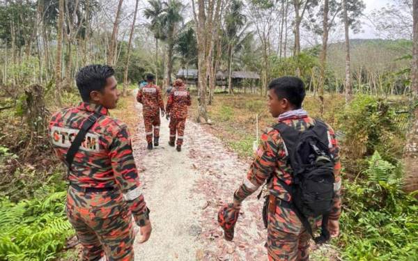 Pasukan STORM JBPM membantu operasi SAR kehilangan seorang lelaki OKU di Batu Kurau. - Foto ihsan JBPM Perak.