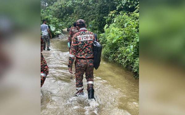 Pasukan STORM dibantu penduduk kampung mengesan lelaki OKU yang hilang sejak Khamis lalu. - Foto ihsan JBPM Perak