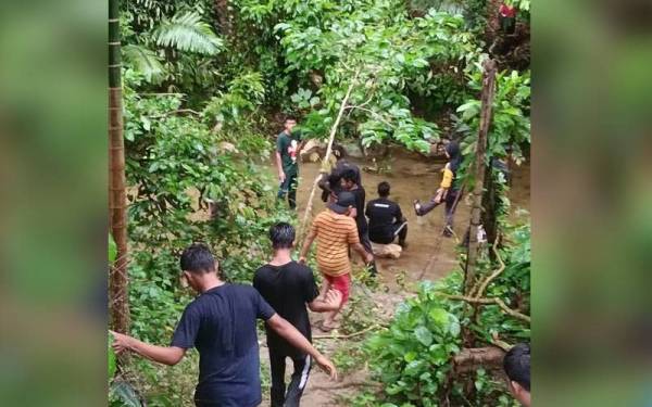 Operasi SAR hari ketiga kini tertumpu di bahagian sungai bagi mengesan mangsa yang hilang. Foto ihsan JBPM Perak.