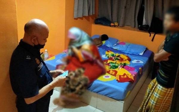 Pasangan kekasih yang ditahan dalam serbuan di sekitar daerah Kuala Muda pada Sabtu sempena Tahun Baharu 2022.