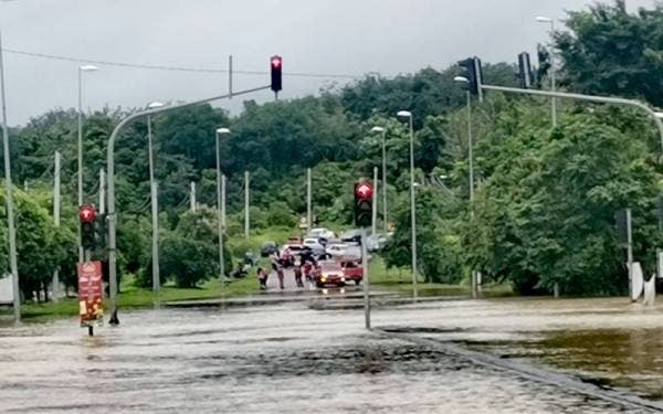 Jalan berhampiran Kem Tentera Syed Sirajuddin Gemas yang dinaiki air selepas dinaiki air susulan hujan berterusan sejak Jumaat.