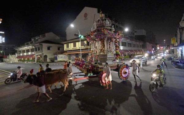 Perarakan membawa pedati sempena Thaipusam pada 18 Januari ini dibenarkan di Pulau Pinang. - Foto fail Bernama