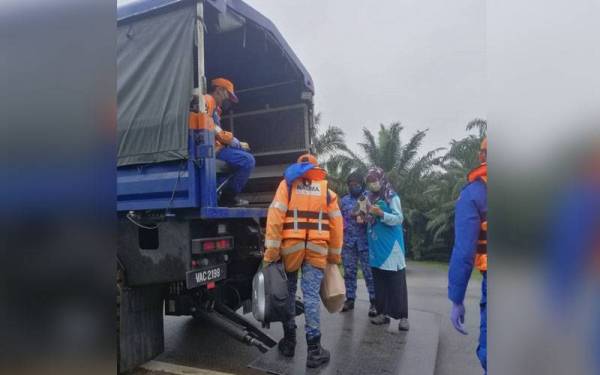 Anggota Angkatan Pertahanan Awam (APM) Segamat membantu penduduk terjejas banjir di Palong Timur.