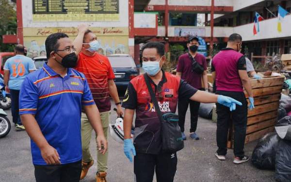 Amirudin (kiri) ketika melawat PPS di SK Taman Seri Muda, Seksyen 25 pada Sabtu. - Foto FB Amirudin Shari