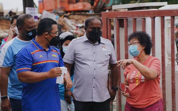 Amirudin (kiri) bertemu penduduk Taman Seri Muda, Seksyen 25 pada Sabtu. - Foto FB Amirudin Shari