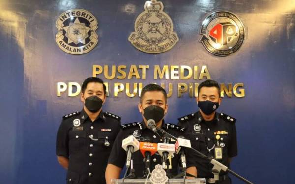 Rahimi (tengah) pada sidang akhbar di Ibu Pejabat Polis Kontinjen Pulau Pinang pada Sabtu.