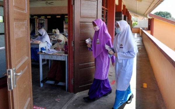 Pengoperasian institusi pendidikan di Kelantan dan Sarawak yang terlibat banjir atau dijadikan PPS akan dimaklumkan Isnin ini. - Foto Bernama