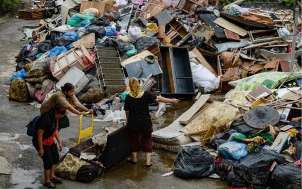 Orang ramai perlu membuang sampah dengan lebih kerap supaya sampah tidak hanyut dibawa arus apabila banjir berulang. - Foto Bernama