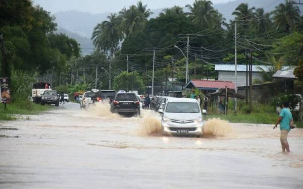 Kerajaan negeri sentiasa mengingatkan penduduk setempat supaya bersiap sedia berpindah ke PPS apabila diarahkan memandangkan keadaan cuaca tidak menentu ketika ini. - Foto Bernama