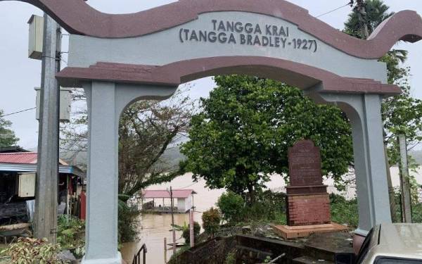 Tangga Krai sering menjadi tumpuan orang ramai untuk melihat keadaan semasa kenaikan paras air di daerah itu.