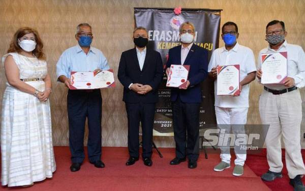 Mohsen (tiga dari kiri) turut bergambar bersama penerima watikah pada majlis berkenaan. - FOTO SINAR HARIAN/ MOHD HALIM ABDUL WAHID