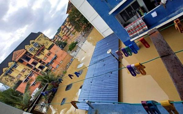 Banjir yang menenggelamkan keseluruhan Balai Polis Sri Muda, Seksyen 25 Shah Alam pada 18 Disember lalu.