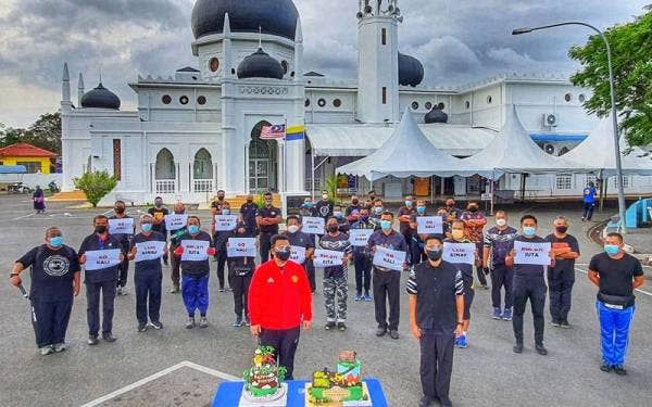 Tuanku Syed Faizuddin (depan, kiri) bergambar kenangan bersama peserta Kayuhan MAIPs Peduli Bilangan ke-60 serta penutup tahun 2021 di Masjid Alwi, Kangar pada Jumaat.