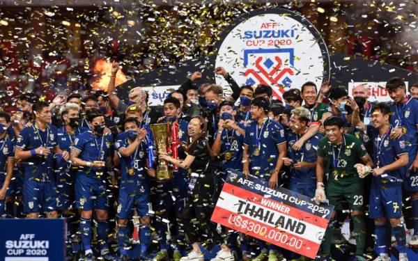 Pemain Thailand meraikan kejayaan menjuarai Piala Suzuki AFF 2020 selepas menewaskan Indonesia dengan agregat 6-2 di Stadium Nasional, Singapura malam ini. - Foto AFP 