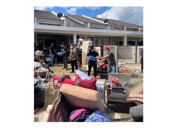 Sukarelawan gabungan tiga NGO dari Perlis menghulurkan sumbangan kepada mangsa-mangsa banjir.