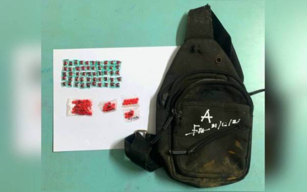 Sebanyak 126 biji pil kuda bernilai RM1,260 ditemui dalam beg sandang yang dicampakkan sorang lelaki ketika mengelakkan diri dari dicekup oleh anggota Batalion 7 Pasukan Gerakan PGA Kuantan pada Sabtu.