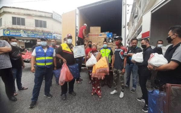 NGO Petaka memperuntukkan RM50,000 bagi membeli pelbagai barangan keperluan termasuk perkakas elektrik untuk diagihkan kepada mangsa banjir di taman perumahan Inderapura di sini pada Ahad.