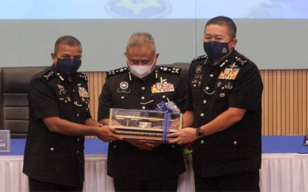 Pengarah Jabatan Siasatan Jenayah (JSJ) Bukit Aman Datuk Seri Abdul Jalil Hassan (tengah) menyaksikan penyerahan tongkat kuasa antara Ketua Polis Johor Datuk Ayob Khan Mydin Pitchay (kiri) kepada Pemangku Ketua Polis Johor iaitu Timbalan Ketua Polis Johor Datuk Khaw Kok Chin di IPK Johor hari ini.- Foto Bernama