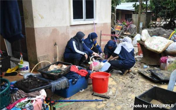 Sukarelawan KPLB membersihkan kediaman serta peralatan rumah mangsa banjir di Kampung Setia, Karak, Pahang