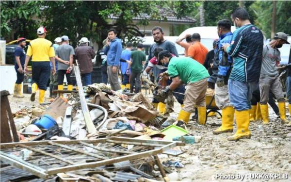 Sukarelawan KPLB bergotong-royong membersihkan kawasan dan pembaikan rumah di Kampung Setia, Karak, Pahang.