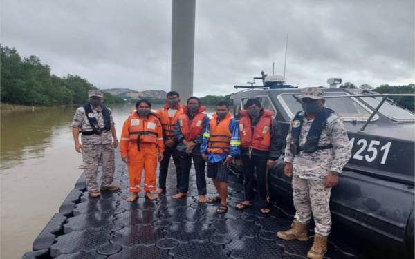 Lima mangsa bot karam ditemuai selamat dalam rakit keselamatan di barat daya Tanjung Segenting Batu Pahat pada Ahad. 
