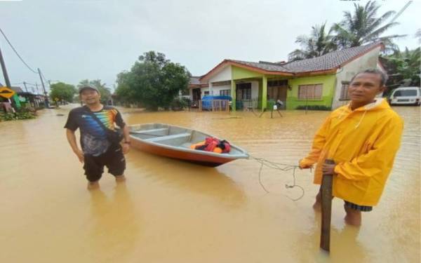 Zaini (kanan) bersama Zakaria ketika ditemui di taman berkenaan pada Ahad.