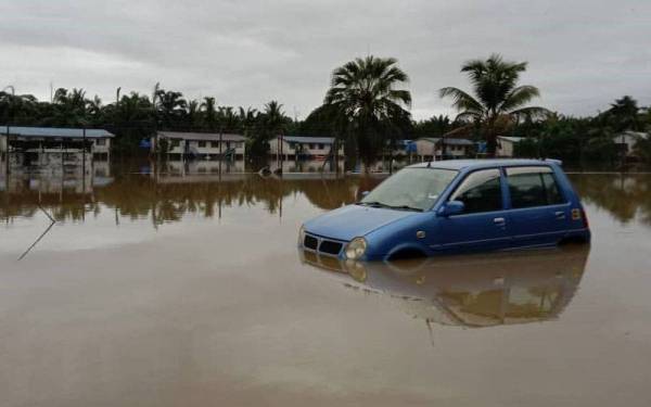 Seorang mangsa masih hilang selepas dihanyutkan arus deras ketika cuba menyeberang jalan Kampung Kinadaan.