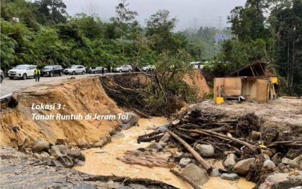JKR sudah membuat pemeriksaan dan mendapati tiada pergerakan atau keretakan ke atas tiang sambut jambatan FT086 berhampiran Jeram Toi. - Foto FB JKR Negeri Sembilan