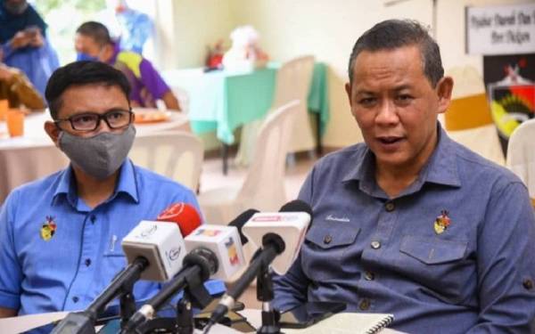 Aminuddin (kanan) ketika sidang akhbar di Kampung Chuah, Port Dickson.