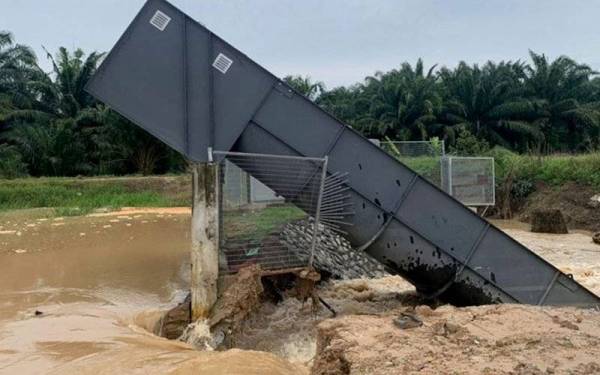 Ban berdekatan rumah pam Kampung RTB Bukit Changgang dilaporkan pecah pagi Isnin. - Foto Astro Awani