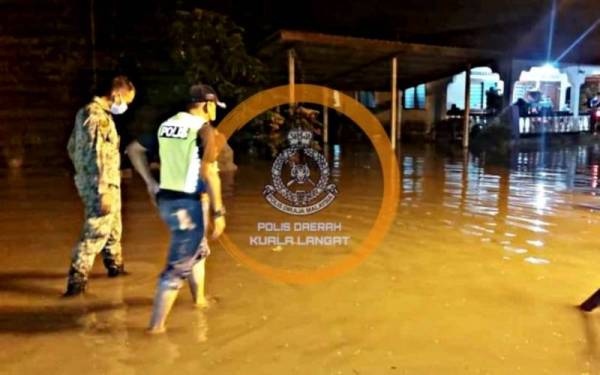 Anggota polis dan Angkatan Tentera Malaysia memantau keadaan banjir dan fenomena air pasang besar di Banting.