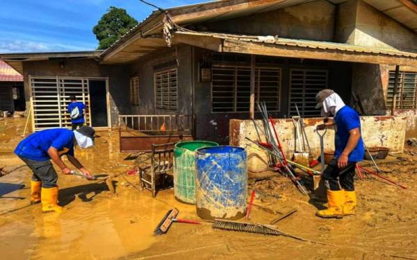 Kerja-kerja pembersihan kawasan kediaman penduduk turut dilakukan pasukan sukarelawan Wasco Coatings Kuantan.