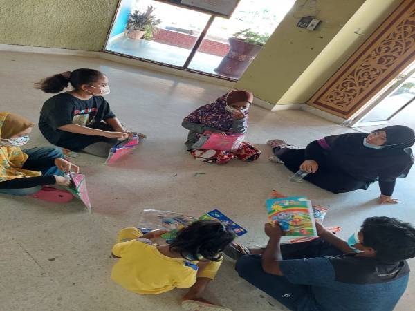 Pelbagai aktiviti diadakan oleh Unit Psikologi dan Kaunseling JKM kepada mangsa-mangsa banjir di PPS. - Foto ihsan JKM