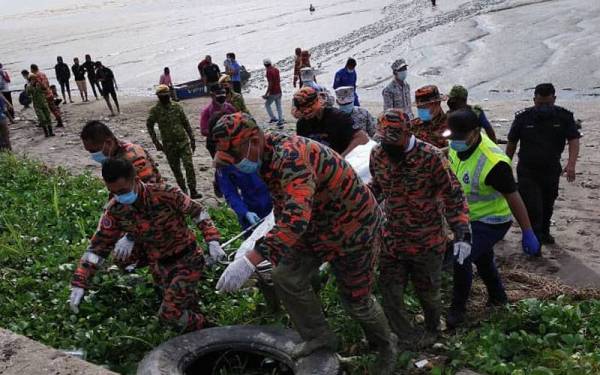 Mayat mangsa dibawa ke darat sebelum diserahkan kepada polis untuk tindakan lanjut.