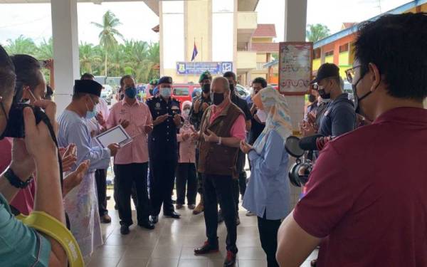 Baginda menadah tangan ketika bacaan doa sebelum melawat PPS SK Mawai di sini pada Isnin
