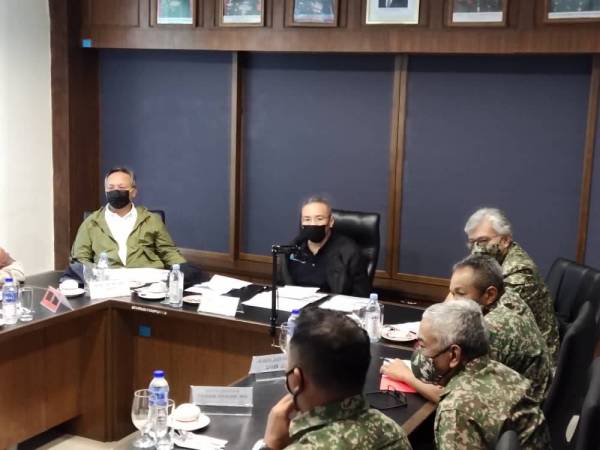 Taklimat banjir di Kem Segamat Batu Anam, Segamat yang turut dihadiri Hasni dan Menteri Kanan Pertahanan, Datuk Seri Hishammuddin Hussien