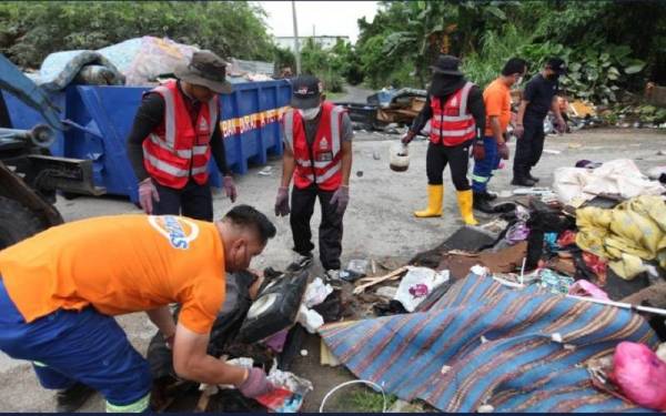 Skuad Pantas MBPJ menjalankan kerja pembersihan di Jalan Bunga Tanjung 4, Kampung Baru Hicom, Seksyen 26.