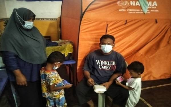 Zahari bersama ahli keluarganya mula berpindah ke PPS SMK Seri Semantan pada Ahad malam.