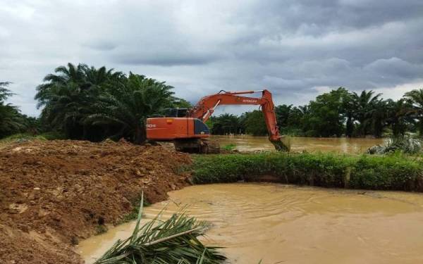 JPS sedang membaik pulih ban pecah di rumah pam Kampung RTB Bukit Changgang pada Isnin.