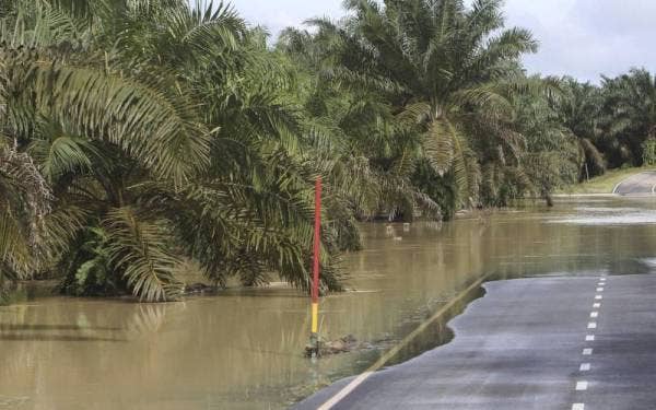 Jalan masuk ke Kampung Mawai Lama masih ditutup berikutan kawasan kampung berkenaan masih dinaiki air ketika tinjauan hari ini. - Foto Bernama